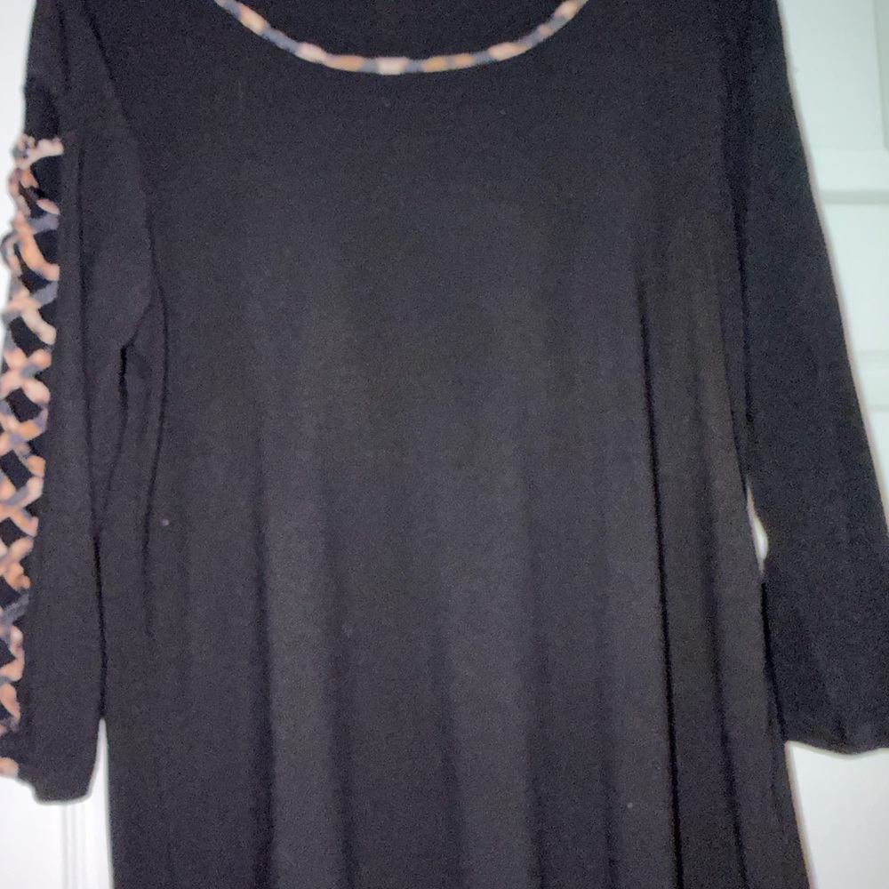 89th&Madison Black Top with leopard cut outs down sleeves